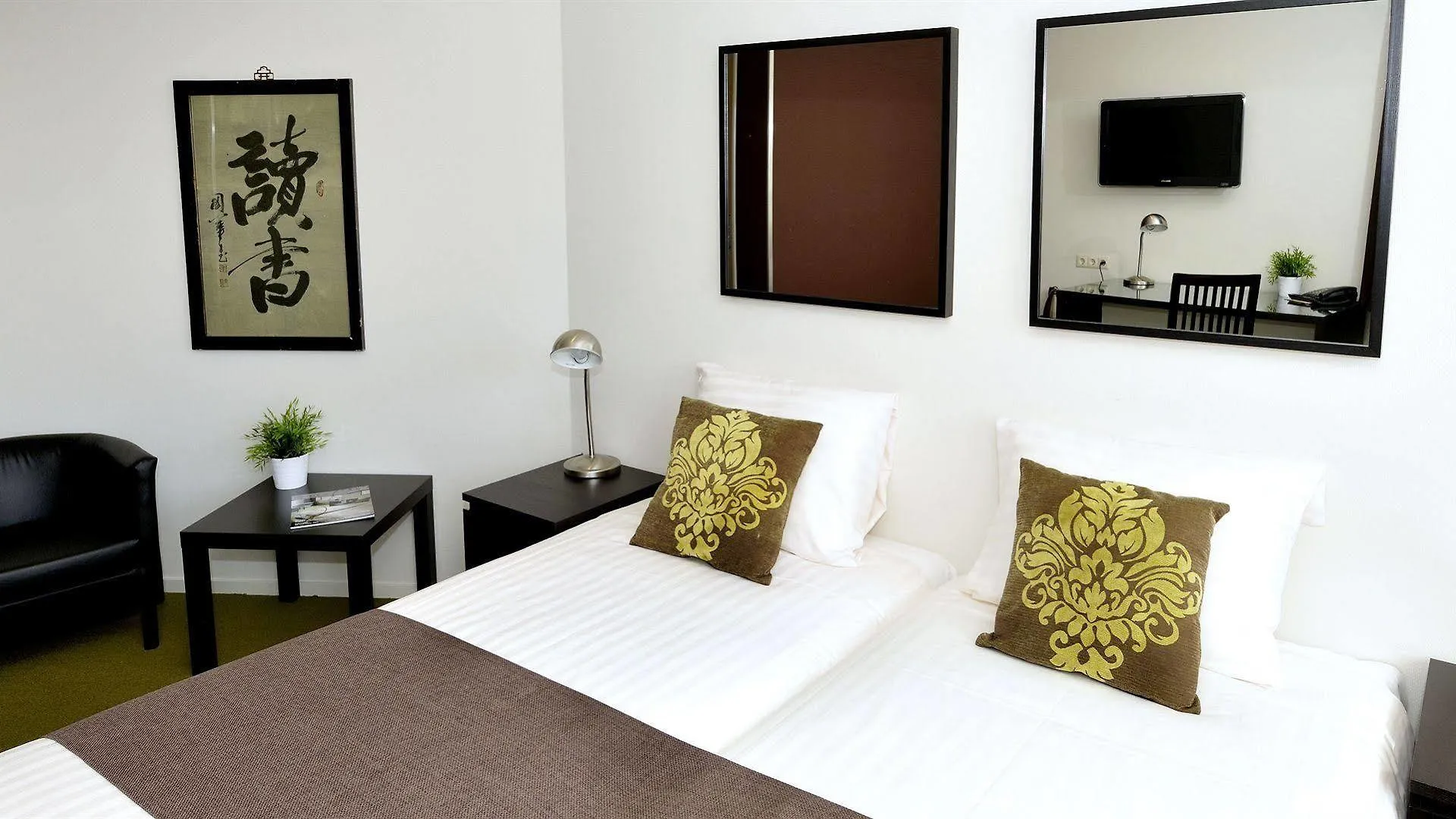 Queen Hotel آيندهوفن 3*,